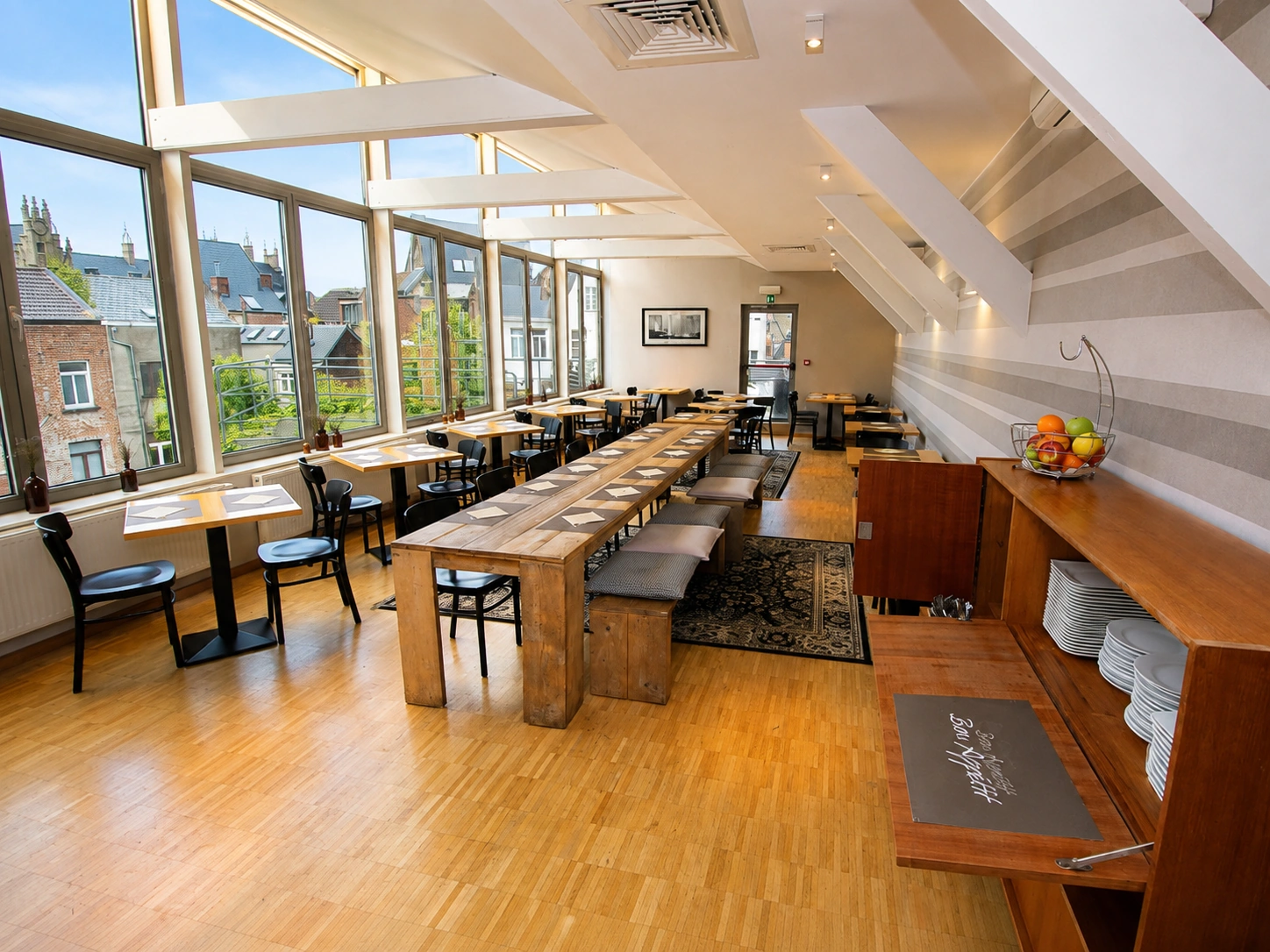 Hotel 3 Paardekens top-floor breakfast room